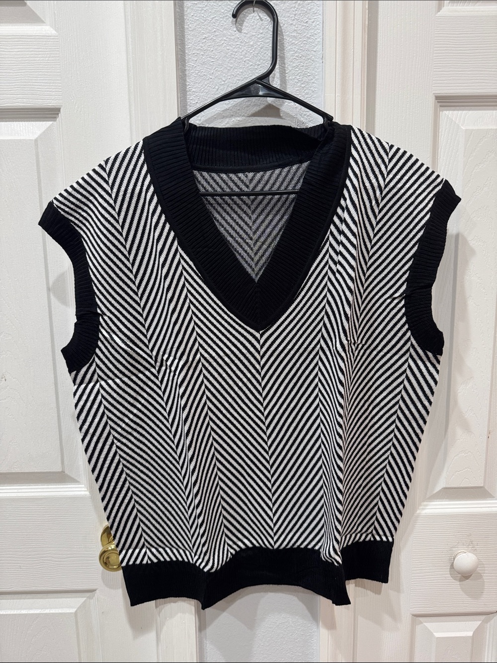 Black & White Chevron V-Neck Sleeveless Sweater